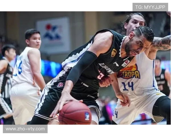 赫伊森因伤退出西班牙国家队后现身现场观战皇马男篮比赛