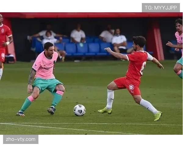 特温特采用4-3-3阵型主打快速反击，中场双后腰构筑防守屏障